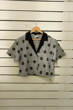 Load image into Gallery viewer, Black Ryukyu Kasuri-Crop Kimono Shirt
